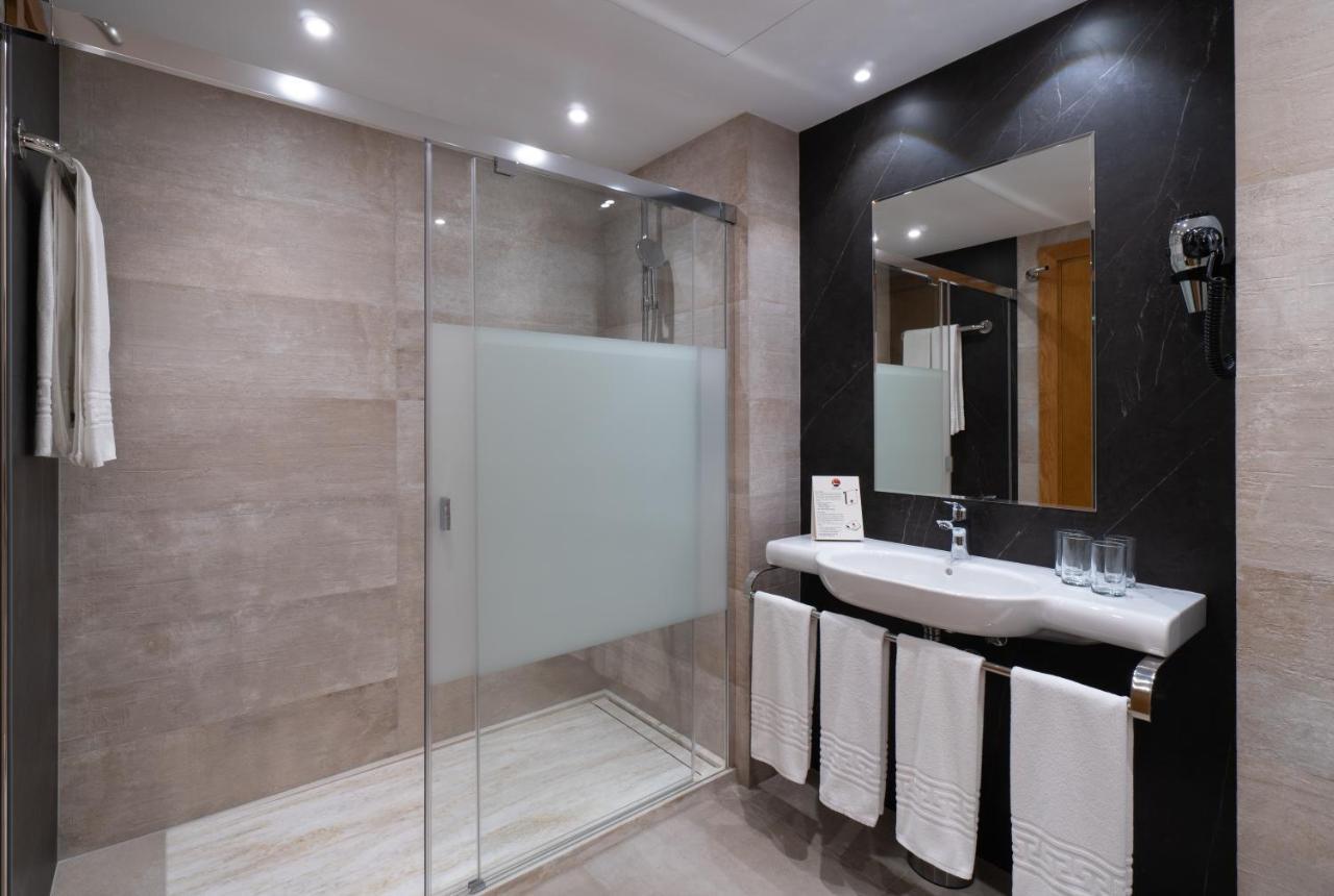 Hotel Apartamentos Bajondillo ตอร์เรโมลิโนส ภายนอก รูปภาพ Bathroom