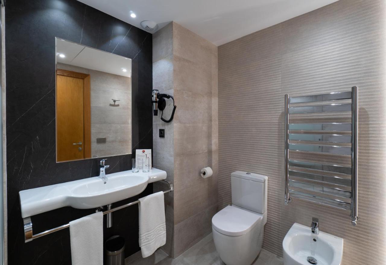 Hotel Apartamentos Bajondillo ตอร์เรโมลิโนส ภายนอก รูปภาพ Bathroom