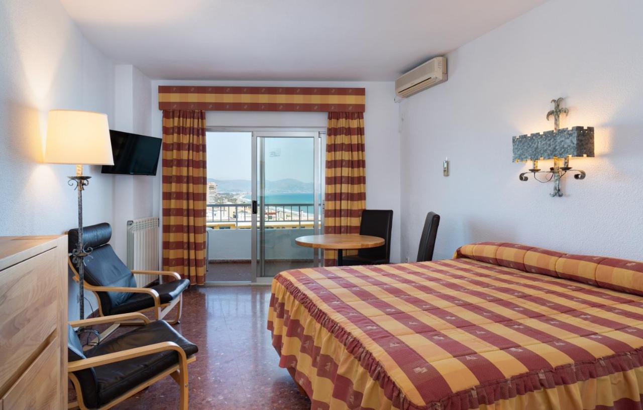 Hotel Apartamentos Bajondillo ตอร์เรโมลิโนส ภายนอก รูปภาพ Room at a hotel in Ibiza