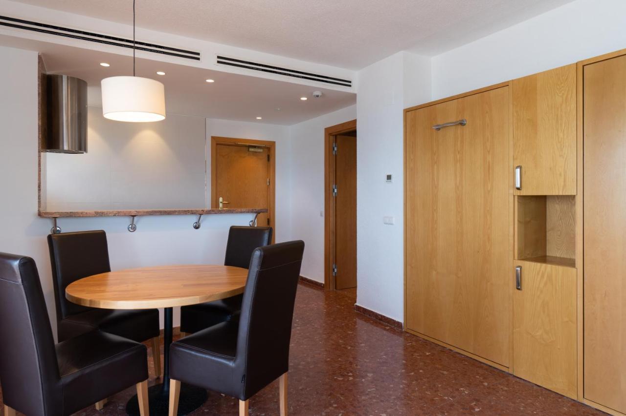 Hotel Apartamentos Bajondillo ตอร์เรโมลิโนส ภายนอก รูปภาพ Interior of a room