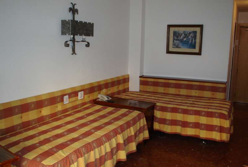 Hotel Apartamentos Bajondillo ตอร์เรโมลิโนส ภายนอก รูปภาพ Two beds in a hotel room