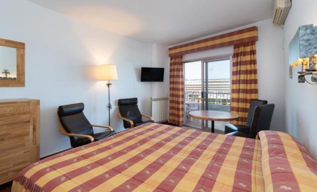 Hotel Apartamentos Bajondillo ตอร์เรโมลิโนส ภายนอก รูปภาพ Room at the hotel