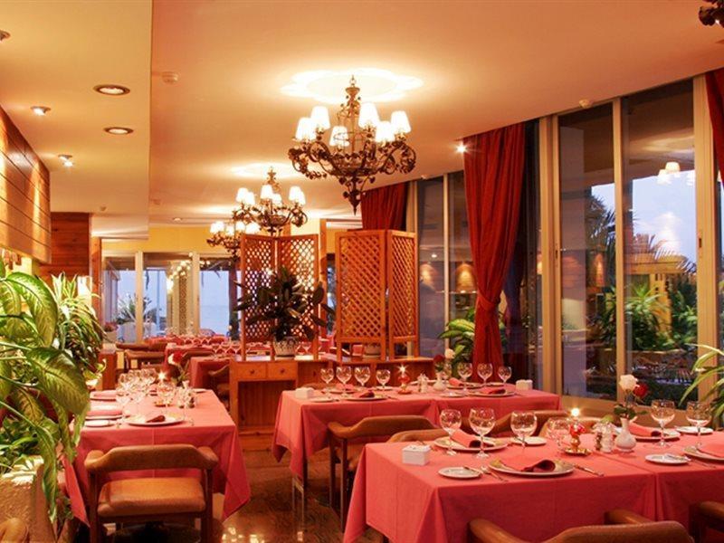 Hotel Apartamentos Bajondillo ตอร์เรโมลิโนส ภายนอก รูปภาพ A restaurant in Antalya
