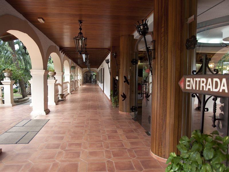Hotel Apartamentos Bajondillo ตอร์เรโมลิโนส ภายนอก รูปภาพ Entrance to the hotel