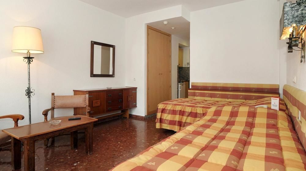 Hotel Apartamentos Bajondillo ตอร์เรโมลิโนส ภายนอก รูปภาพ Room in a hotel