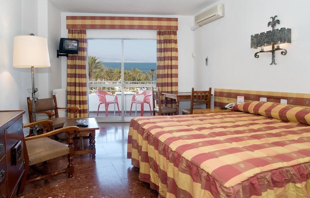 Hotel Apartamentos Bajondillo ตอร์เรโมลิโนส ภายนอก รูปภาพ Room at a hotel in Ibiza