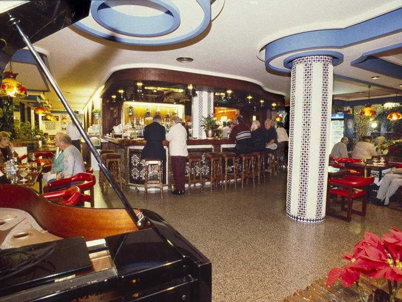 Hotel Apartamentos Bajondillo ตอร์เรโมลิโนส ภายนอก รูปภาพ Interior of the restaurant