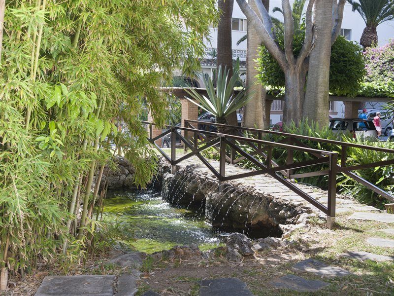 Hotel Apartamentos Bajondillo ตอร์เรโมลิโนส ภายนอก รูปภาพ The fountain of the old town