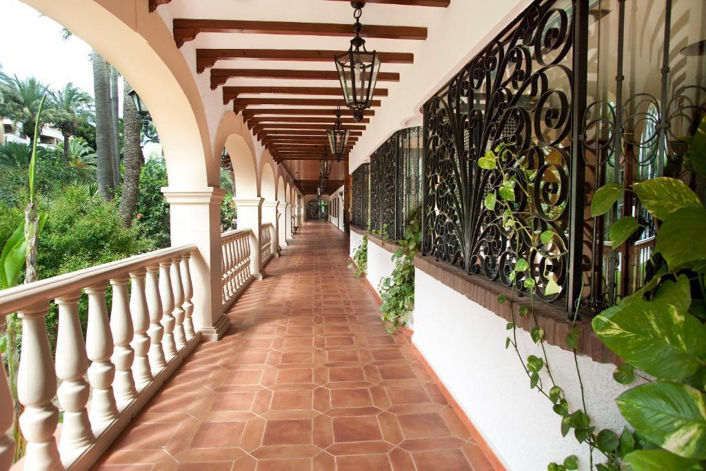 Hotel Apartamentos Bajondillo ตอร์เรโมลิโนส ภายนอก รูปภาพ Casa de Piedra