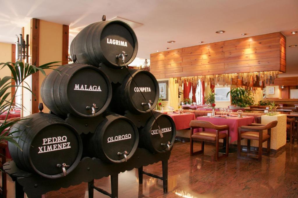 Hotel Apartamentos Bajondillo ตอร์เรโมลิโนส ภายนอก รูปภาพ A restaurant in Málaga, Spain.