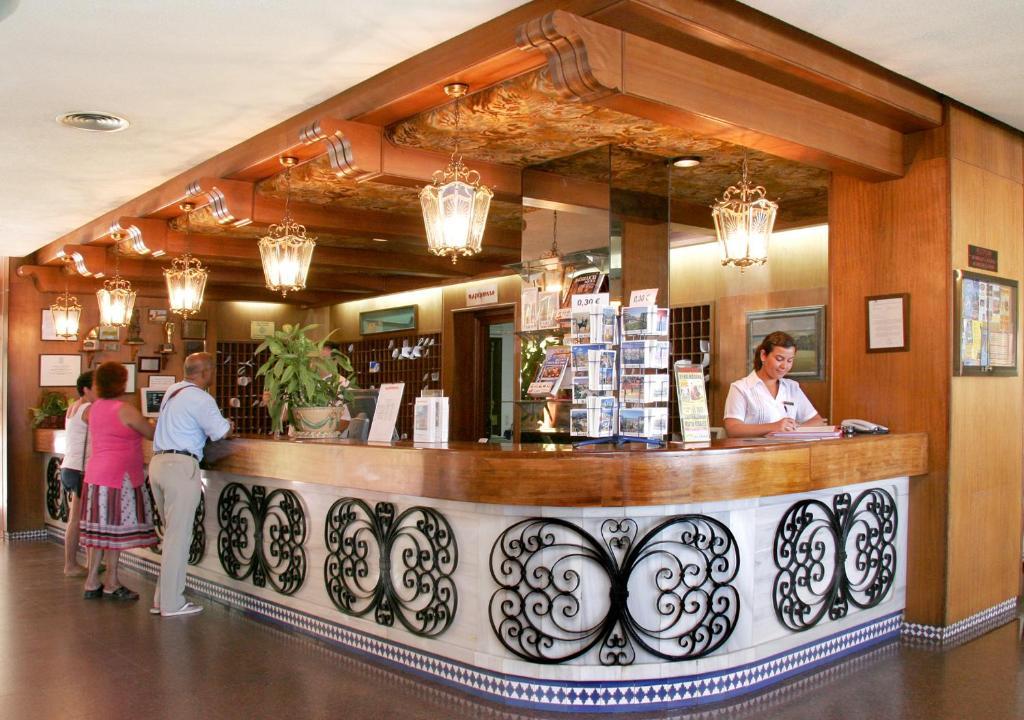 Hotel Apartamentos Bajondillo ตอร์เรโมลิโนส ร้านอาหาร รูปภาพ Reception desk