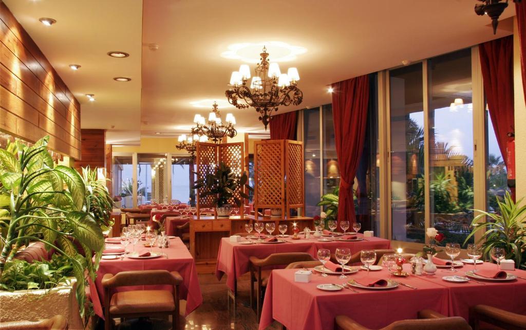 Hotel Apartamentos Bajondillo ตอร์เรโมลิโนส ภายนอก รูปภาพ Interior of a restaurant