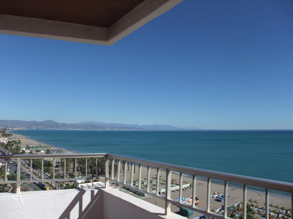 Hotel Apartamentos Bajondillo ตอร์เรโมลิโนส ภายนอก รูปภาพ The sea from the balcony of a room at the hotel