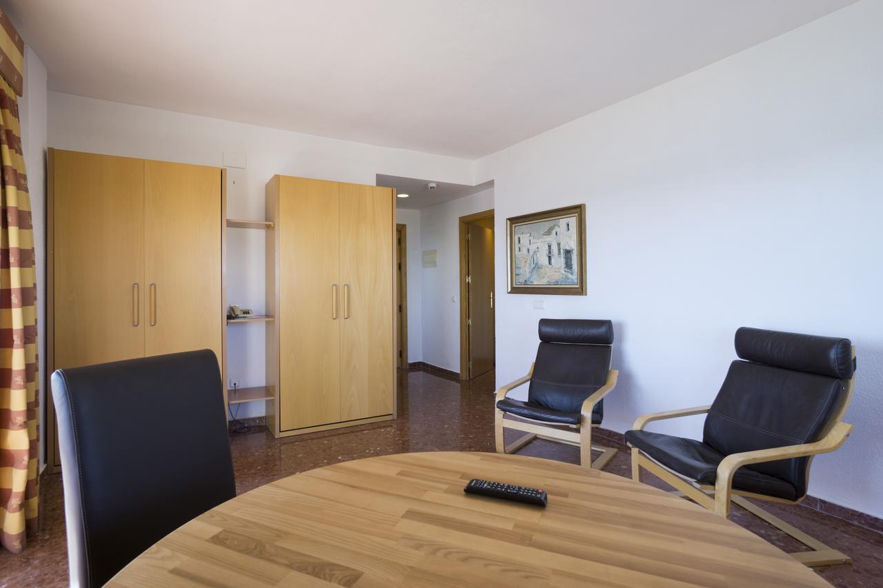 Hotel Apartamentos Bajondillo ตอร์เรโมลิโนส ภายนอก รูปภาพ Interior of a room