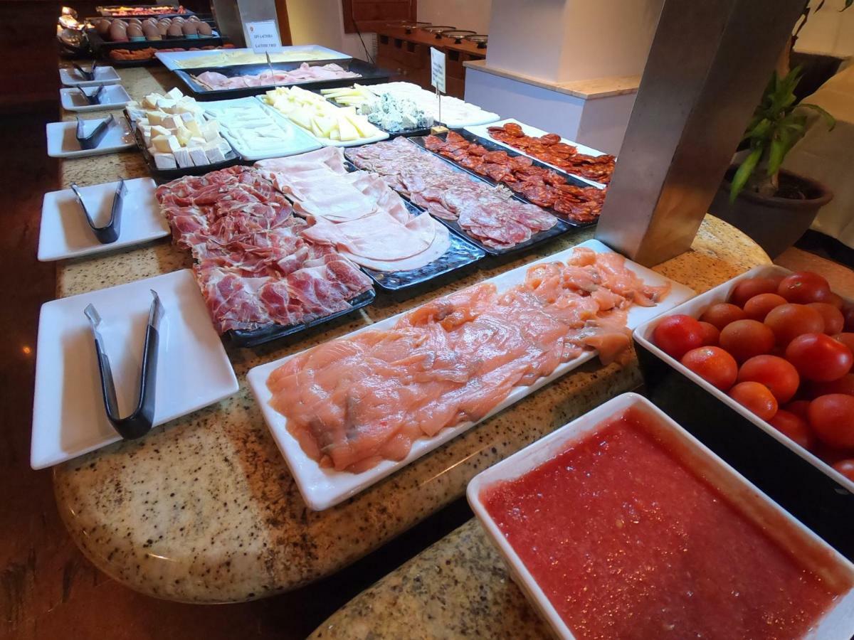 Hotel Apartamentos Bajondillo ตอร์เรโมลิโนส ภายนอก รูปภาพ Breakfast buffet at a luxury hotel