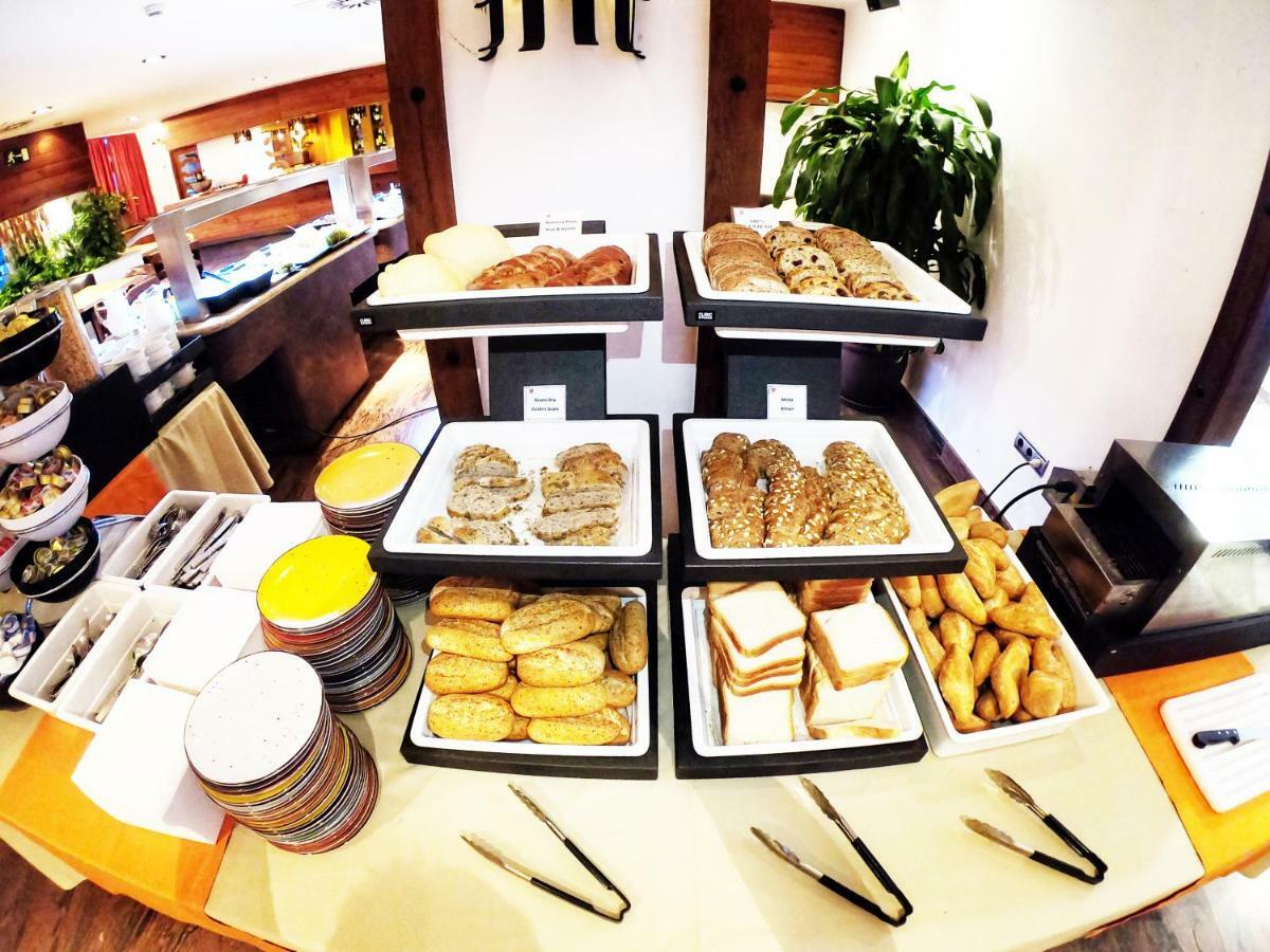 Hotel Apartamentos Bajondillo ตอร์เรโมลิโนส ภายนอก รูปภาพ Breakfast buffet at a hotel