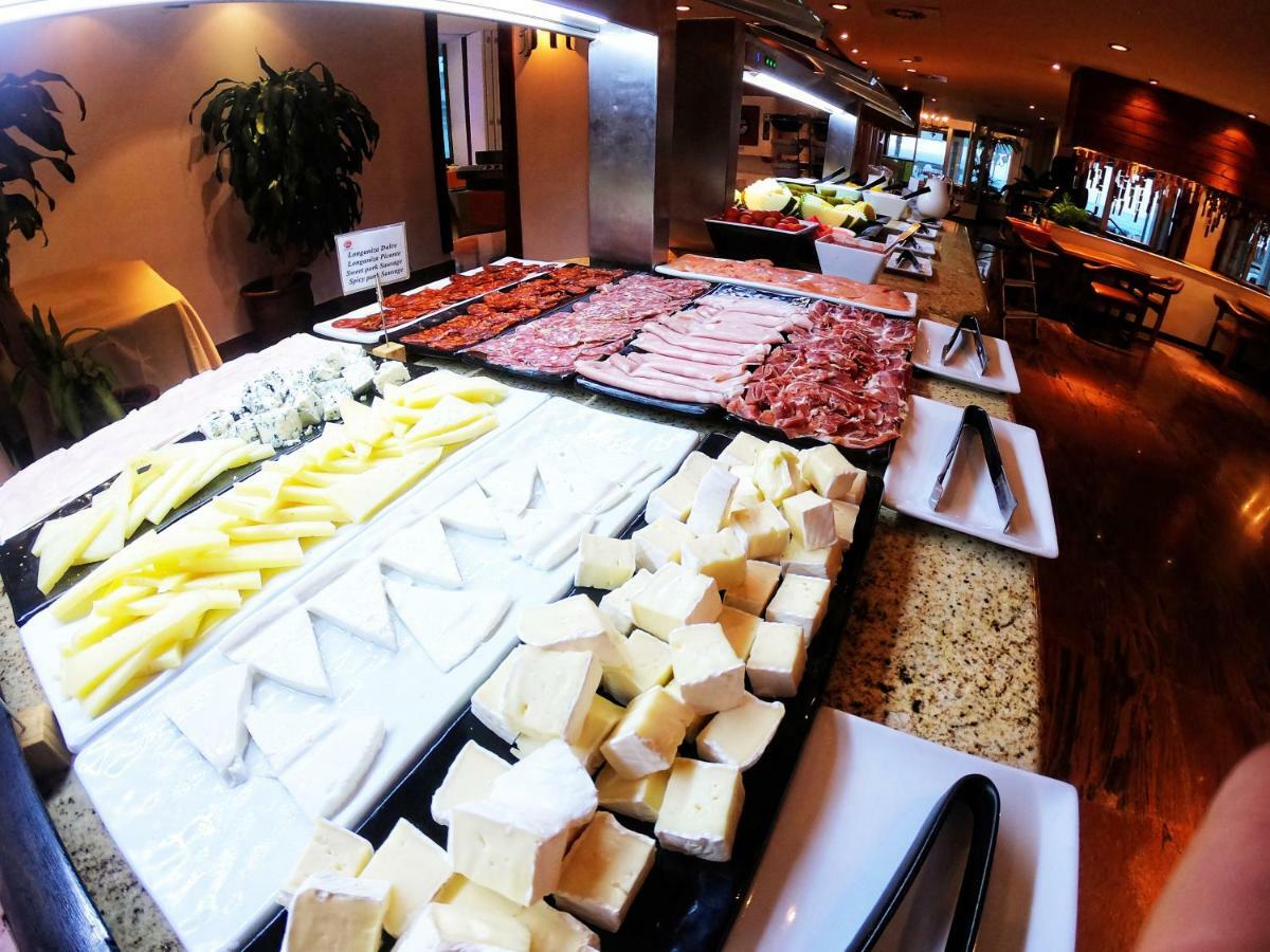 Hotel Apartamentos Bajondillo ตอร์เรโมลิโนส ภายนอก รูปภาพ A buffet breakfast at a luxury hotel in Paris