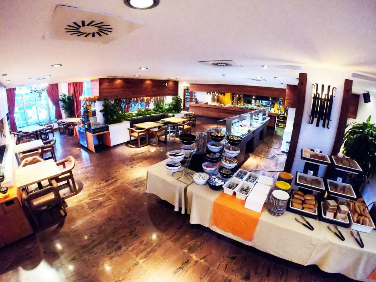 Hotel Apartamentos Bajondillo ตอร์เรโมลิโนส ภายนอก รูปภาพ Breakfast buffet at a hotel
