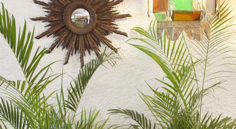 Hotel Apartamentos Bajondillo ตอร์เรโมลิโนส ภายนอก รูปภาพ Detail of a house in Ibiza
