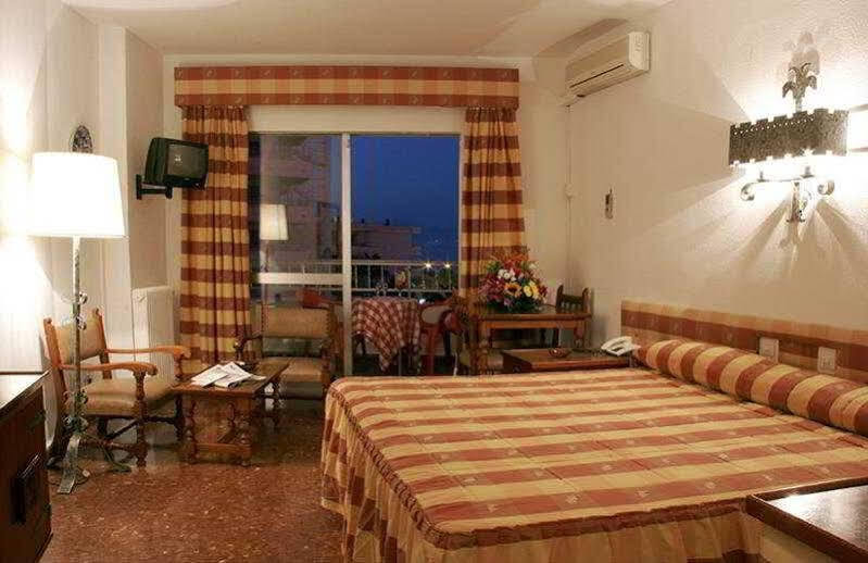Hotel Apartamentos Bajondillo ตอร์เรโมลิโนส ภายนอก รูปภาพ A room at the hotel